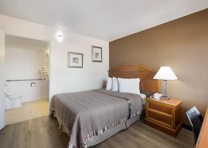 Hotel Knights / East Fry