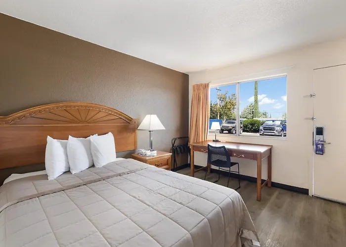 Knights / East Fry Hotel