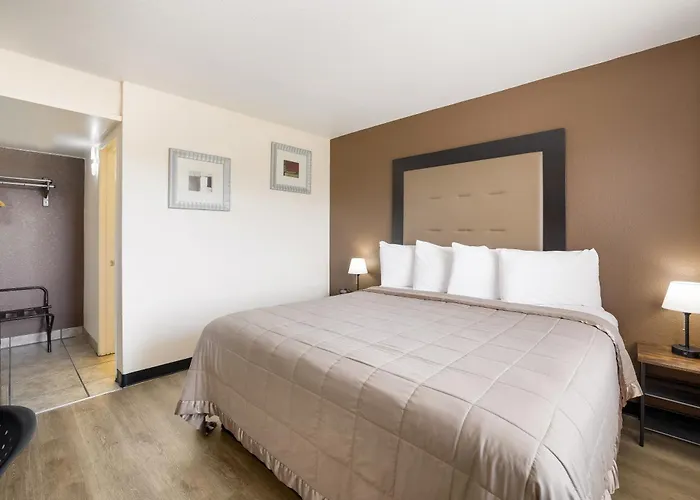 Knights / East Fry Hotel 2*