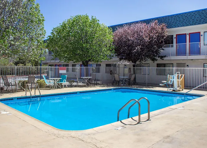 Knights / East Fry Hotel