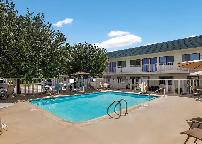 Hotel Knights / East Fry