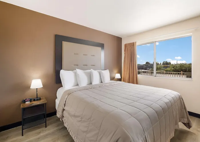 Knights / East Fry Hotel