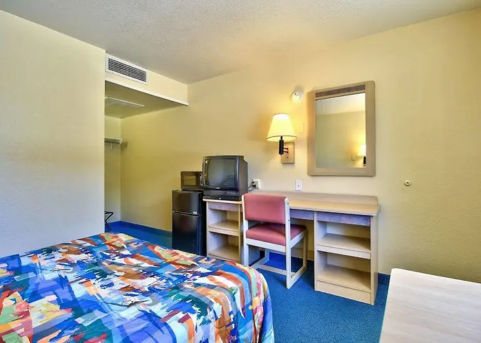 Knights / East Fry Hotel
