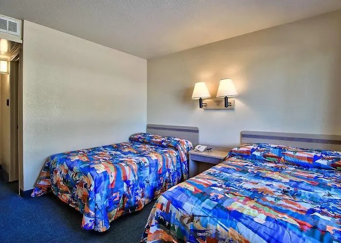 Knights / East Fry Hotel 2*